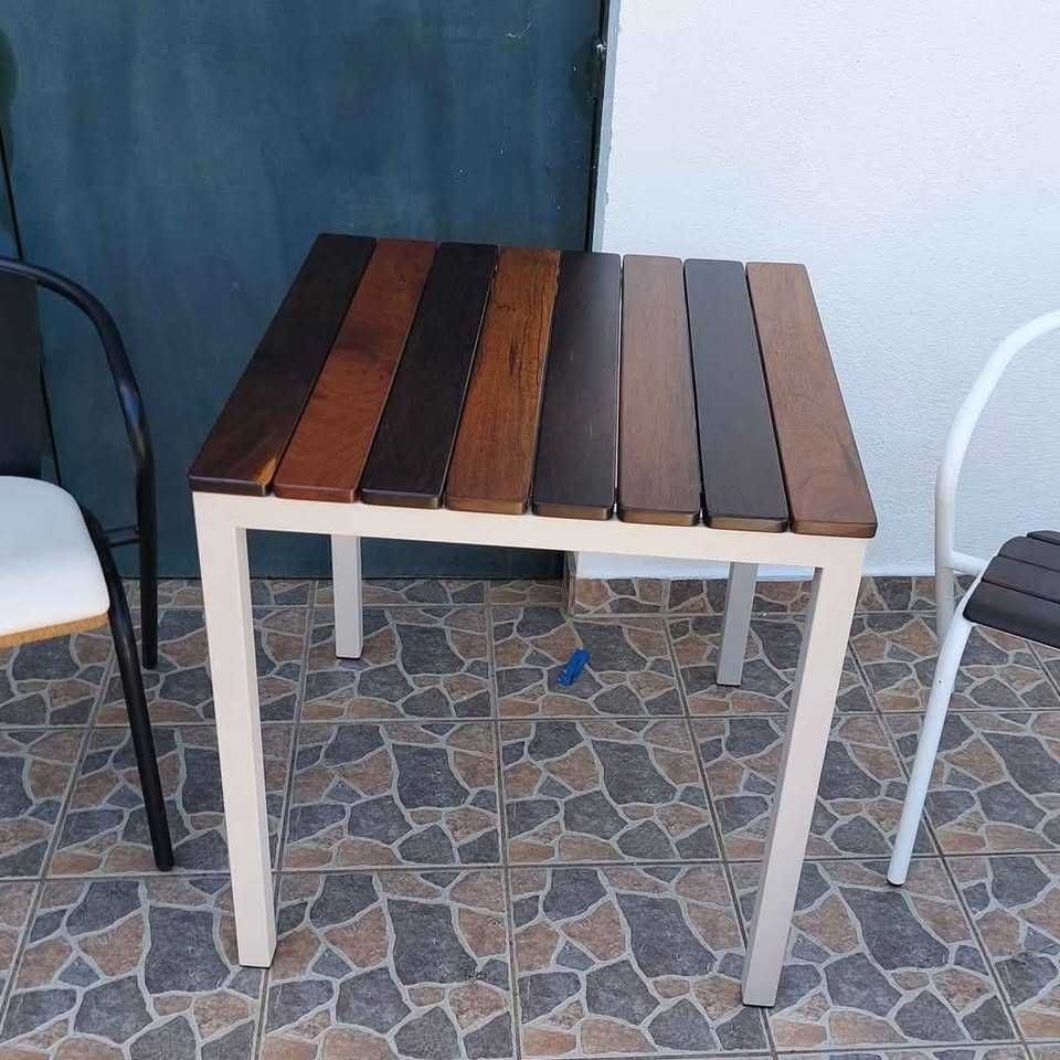 Mesa com duas cadeiras