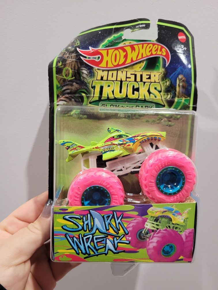 Hot Wheels monster trucks świecący w ciemności HCB50 shark wreak