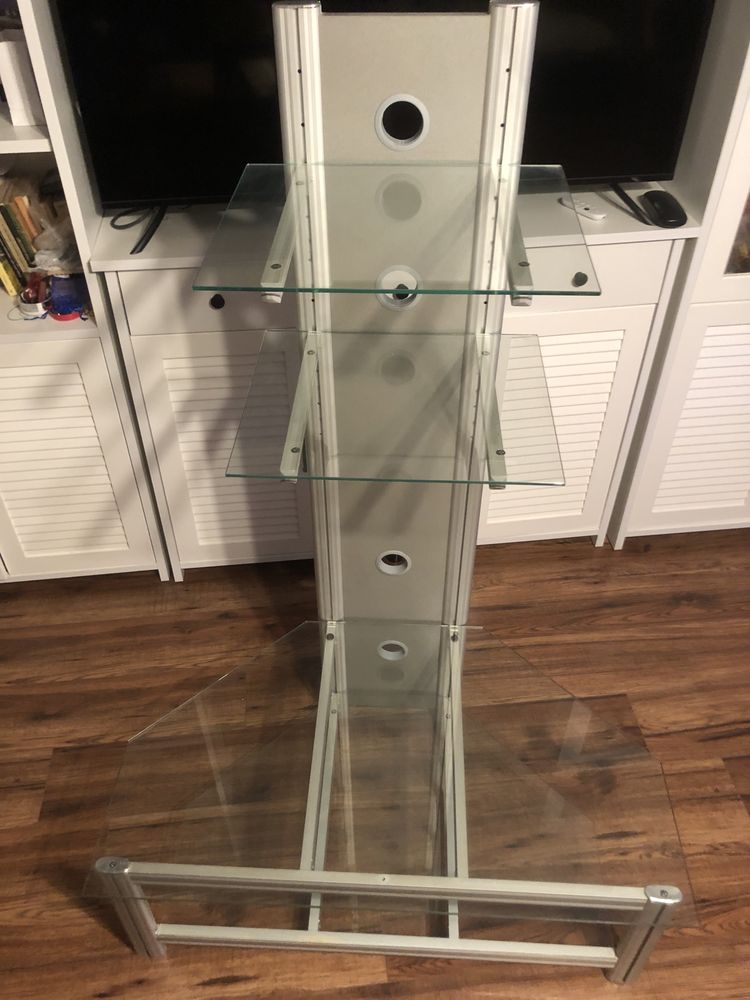 Szklany stolik pod telewizor