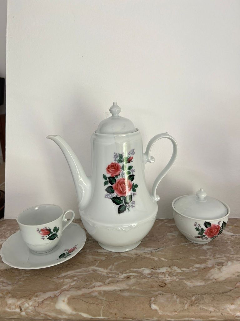 Conjunto de café com bule, leiteiro, açucareiro, 6 chávenas, 6 pratinh