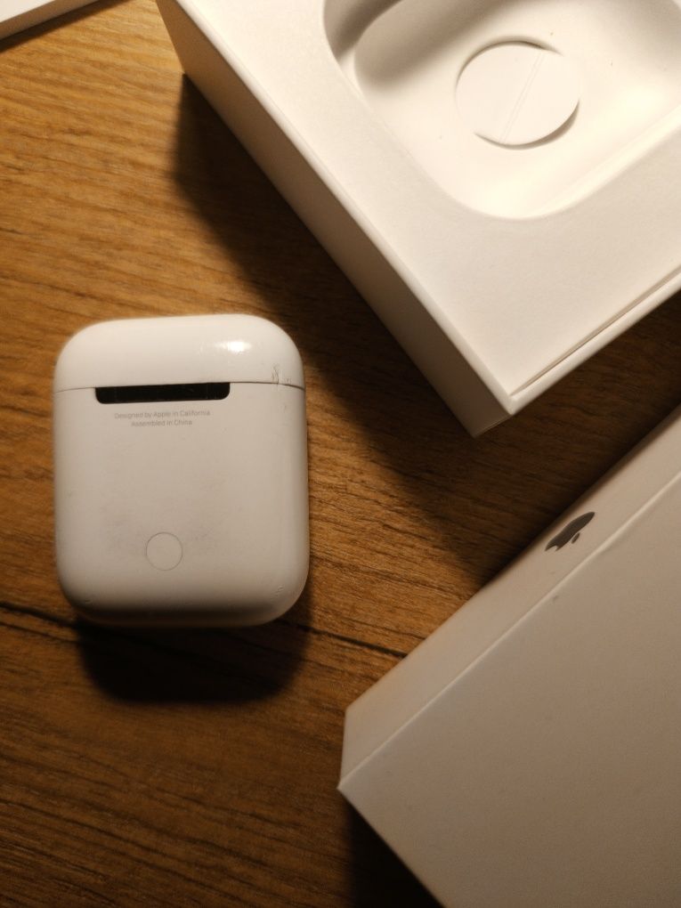 Słuchawka prawa AirPods z bazą.