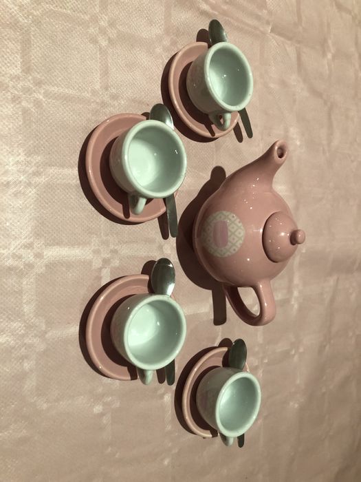 Bule e chavenas de porcelana de brincar