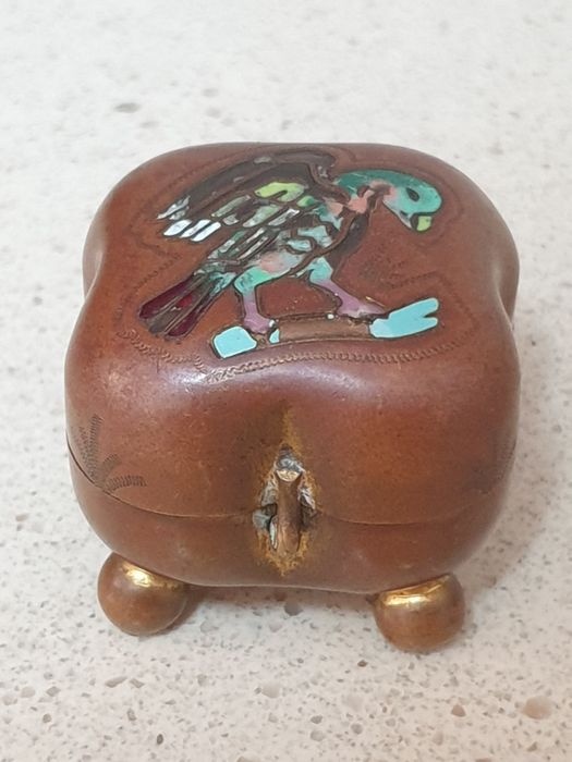 Pequena, rara antiga caixa guarda joias em cobre dourado com esmalte