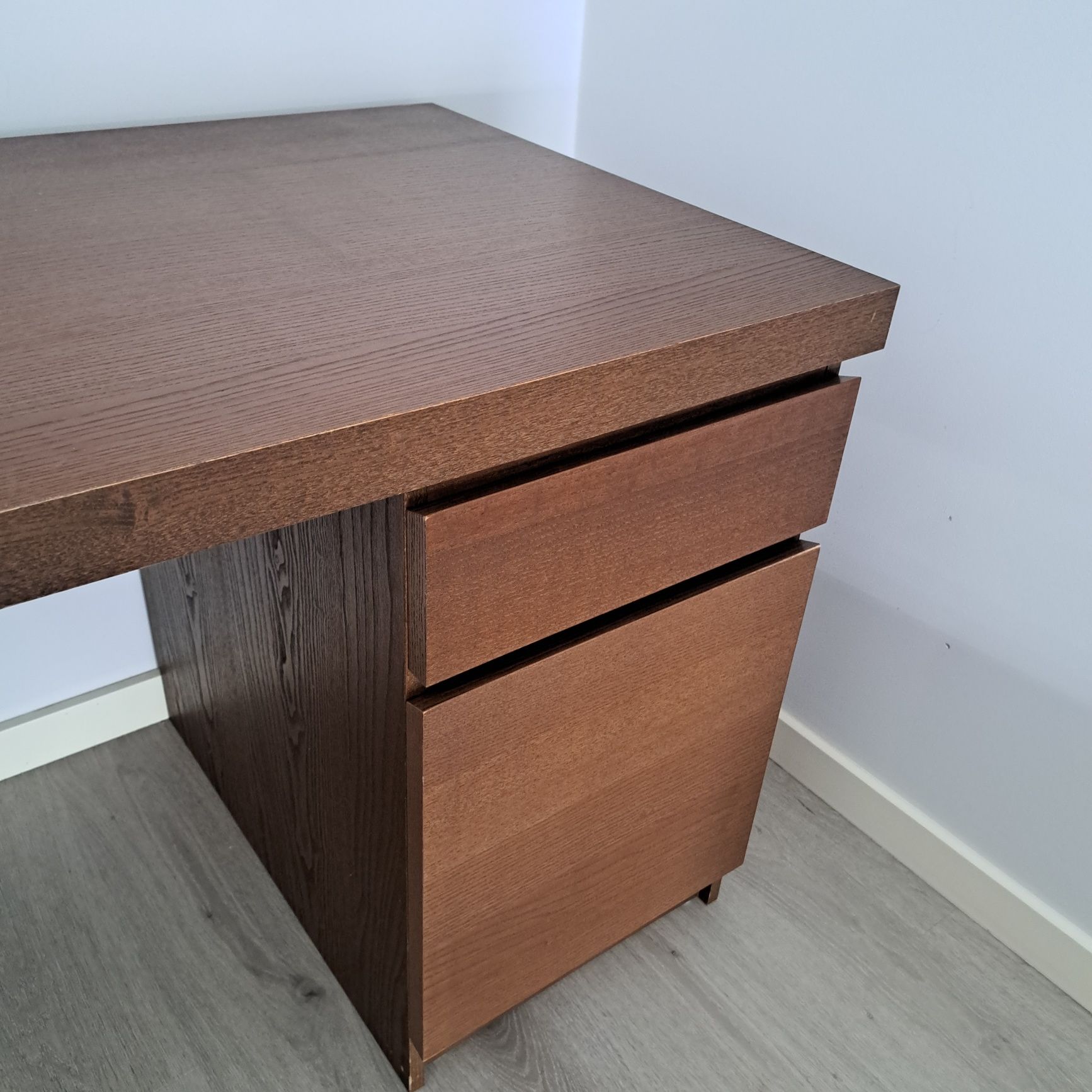 Secretária Malm Ikea e cadeira Sklum