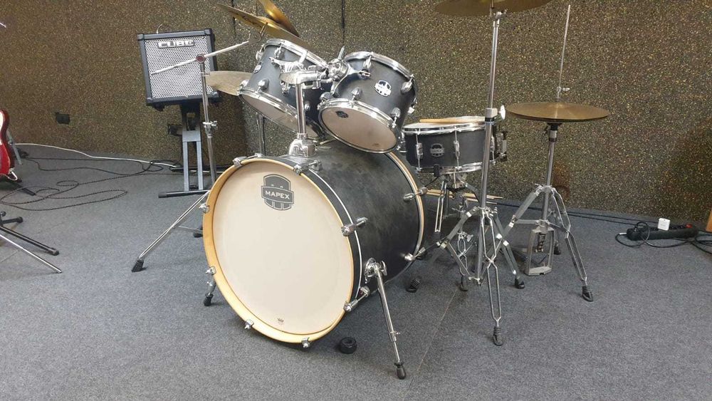 Bateria da Mapex com tudo incluido e cadeira