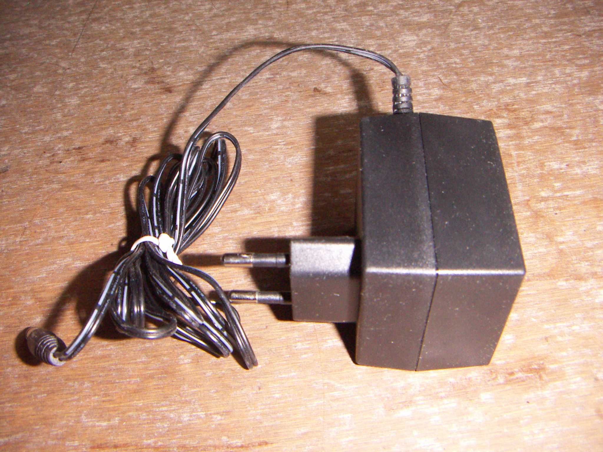 Адаптер переменного тока , трансформатор  9 вольт 1 ампер