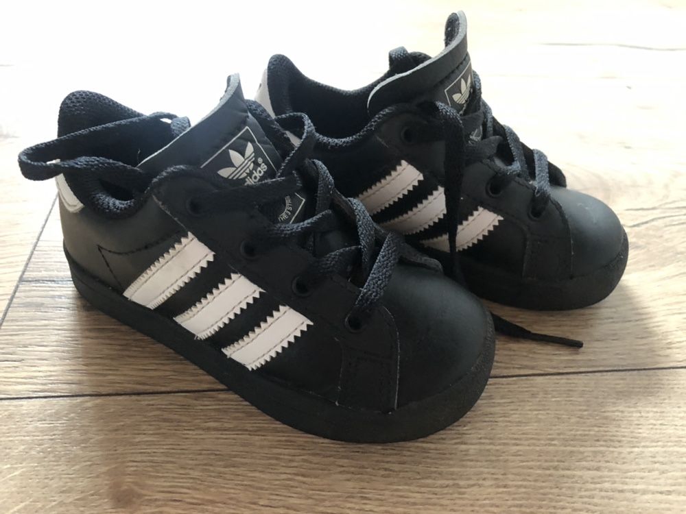 Adidas superstar, czarne z bialymi paskami, rozm 23,5, 14-14,2cm