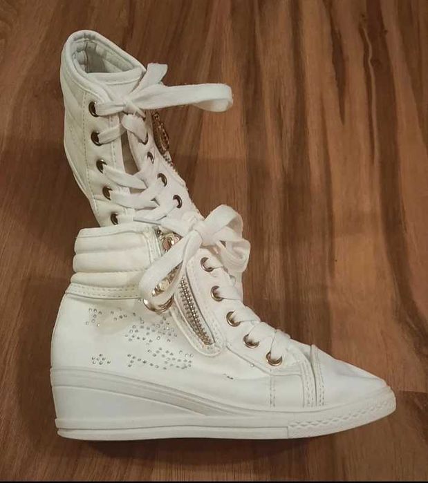 Botki na koturnie w rozmiarze 32