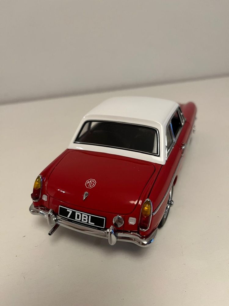 AUTOart MGB GT MK II - model kolekcjonerski 1:18
