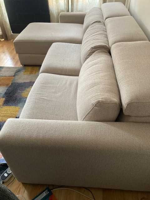 sofa com puff de arrecadacao marca Chateau D Ax