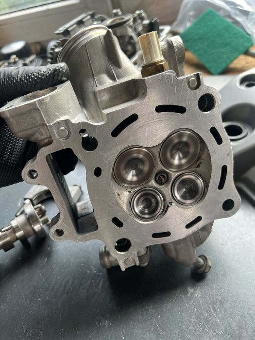 Głowica crf 250 wtrysk wałek blok kompletna zawory