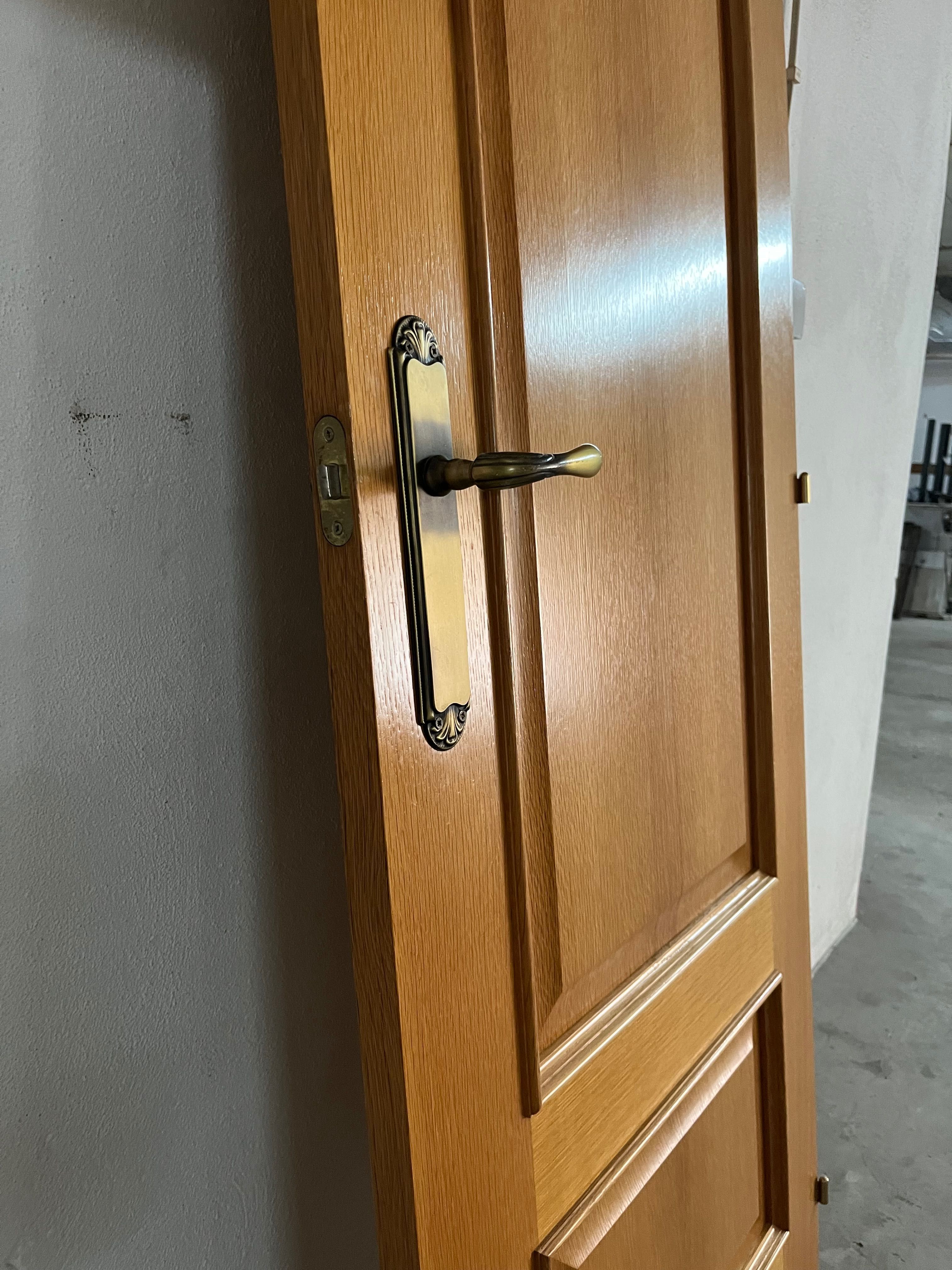 OPORTUNIDADE / 2 portas em madeira maciça em muito bom estado.