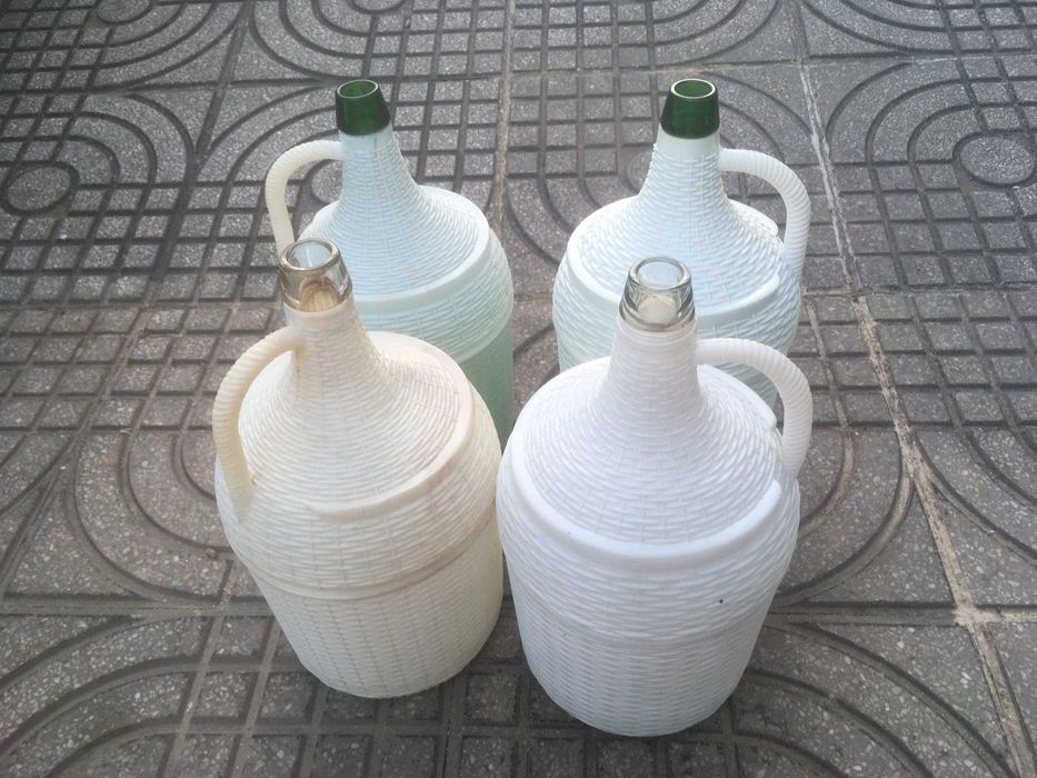Garrafões de 5 Litros Verdes e Transparentes
