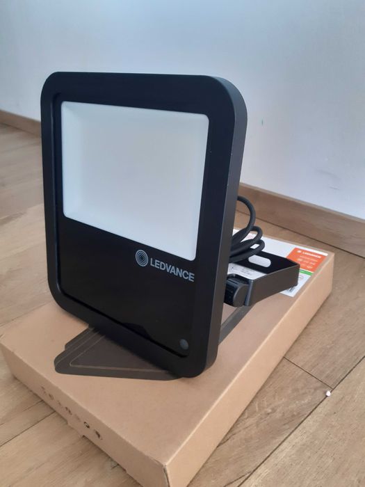 Naświetlacz LED 80W 10000lm 4000K z wbudowanym czujnikiem zmierzchu