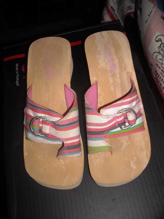 Sandalias chinelas skechers pouco uso leves imita madeira