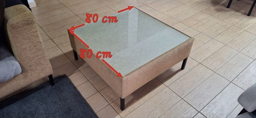 Sofá com chaise longue e mesa.