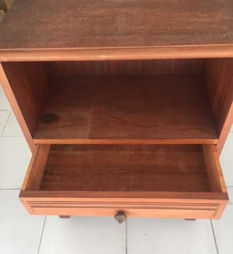 Criado-mudo / Mesa de Cabeceira