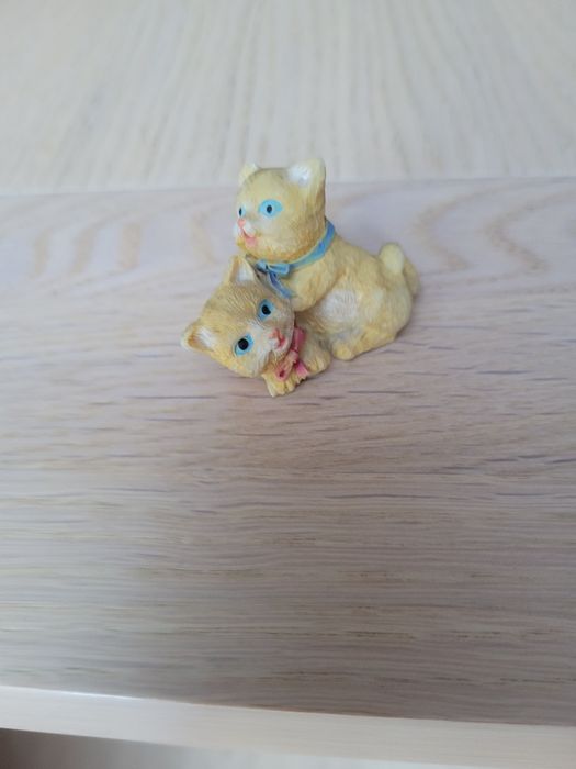 Porcelanowa figurka koty, bawiace się kotki