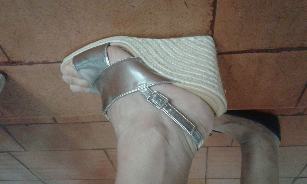 Sandálias prateadas com salto em cunha (40)