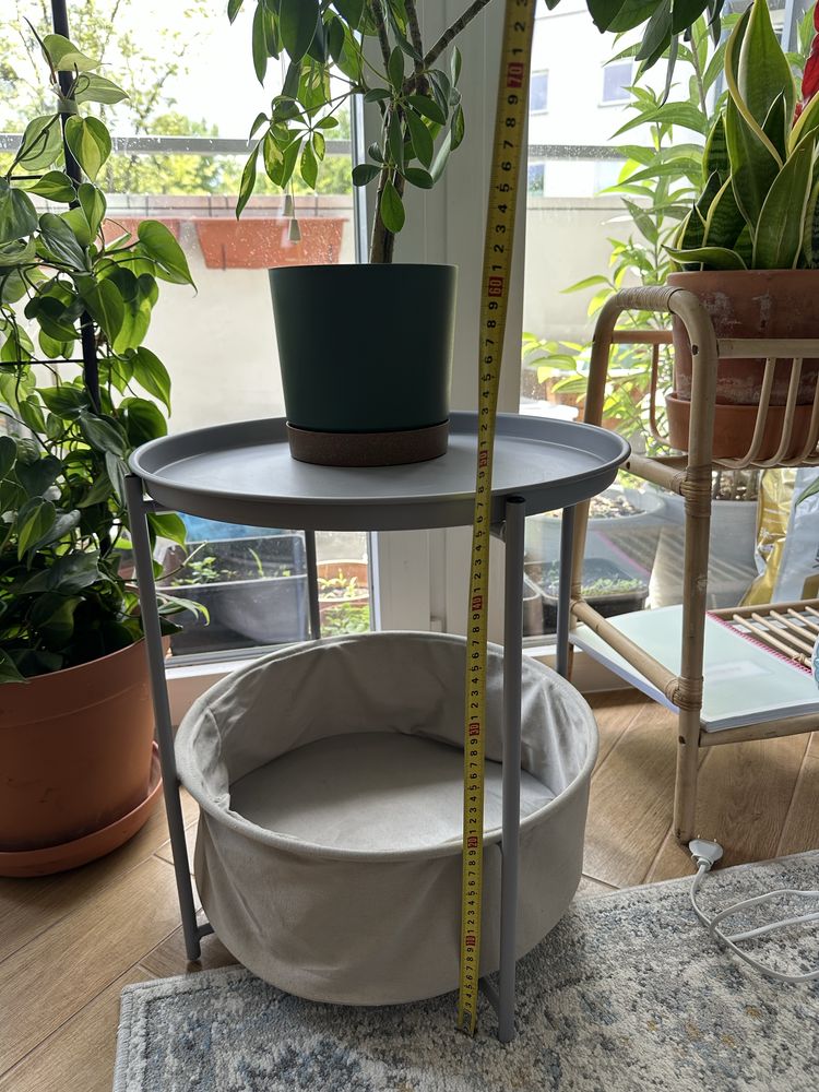 Stolik pomocniczy z koszem Round side table with storage basket.
