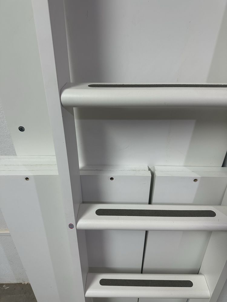 Cama beliche criança Ikea STUVA c/ detalhes em vermelho
