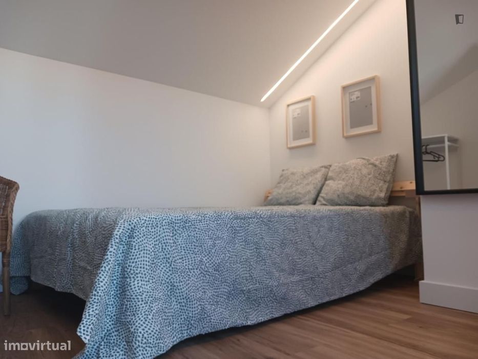 Quarto - localizado em Pontinha Lisbon