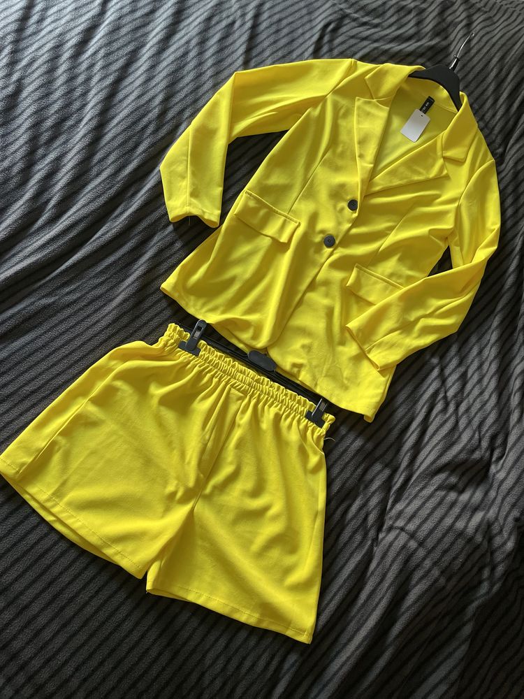 Nowy żółty garnitur z krotkimi spodenkami
