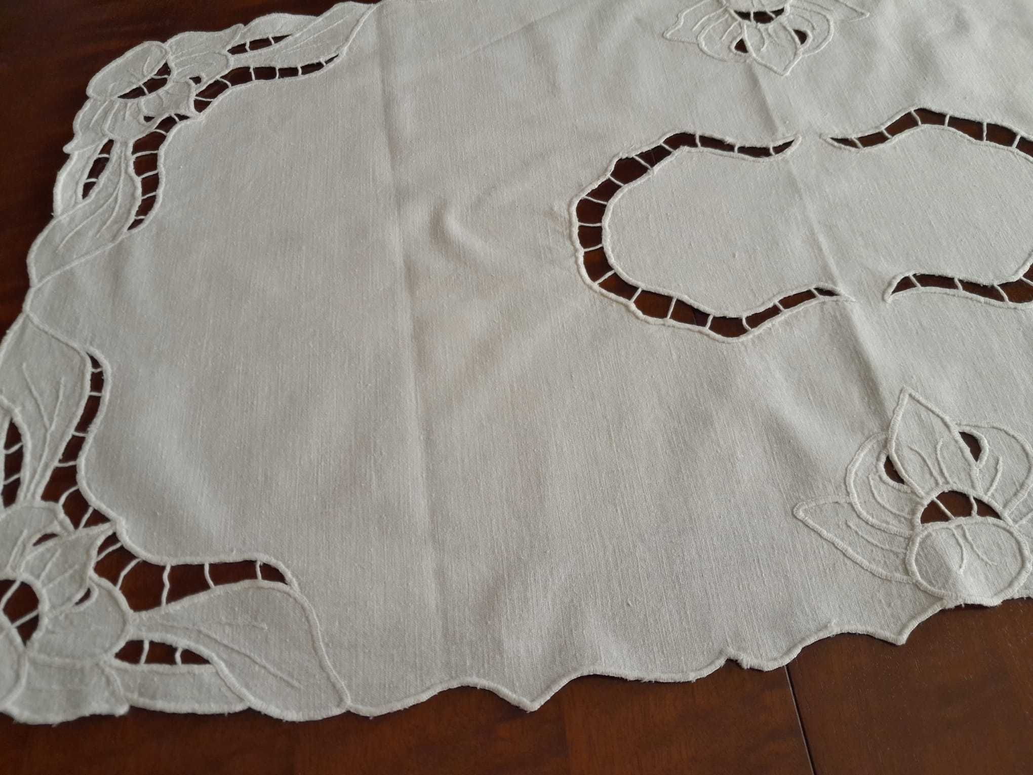 Obrus biały ręcznie haftowany 83x43 cm