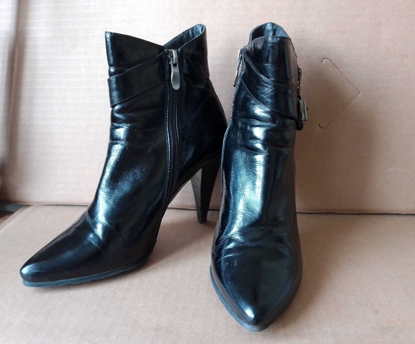 Сапожки осенние лакированные