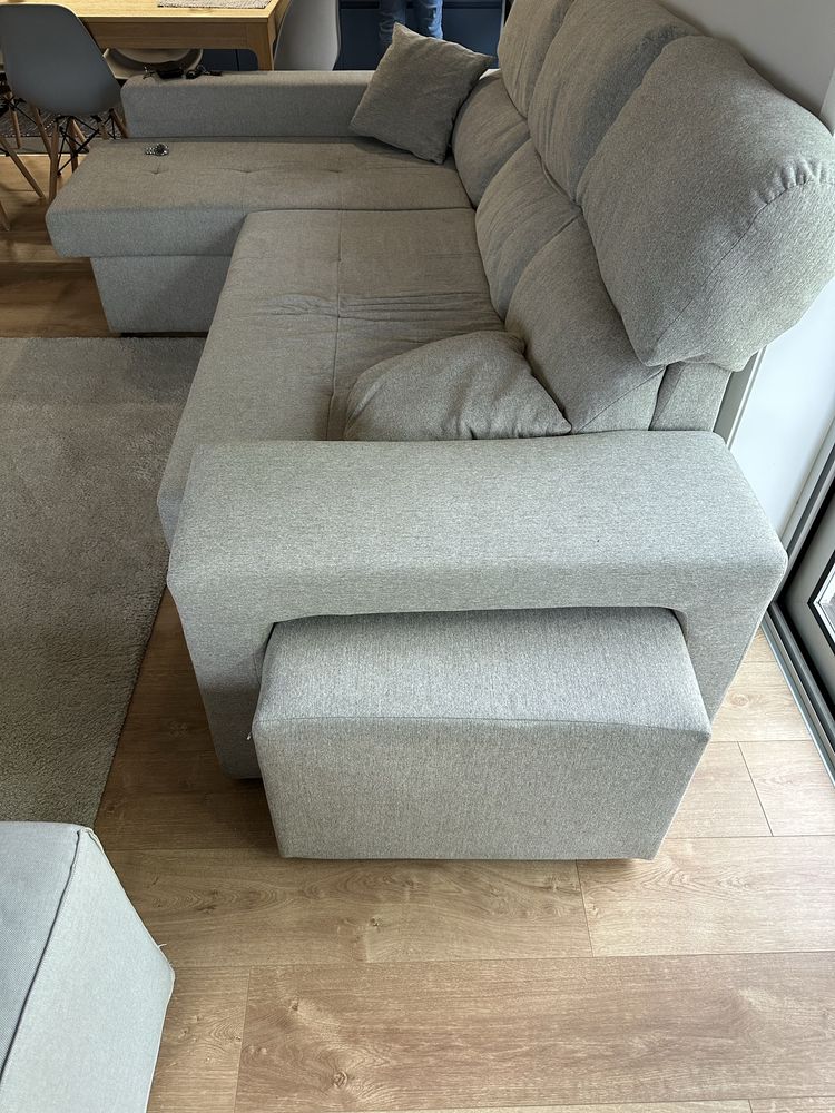 Sofa de sala com duas almofadas