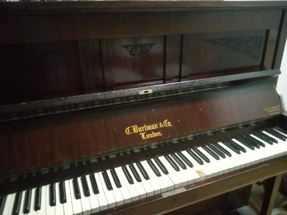 vendo piano antigo para colecionadores tem 250 anos...