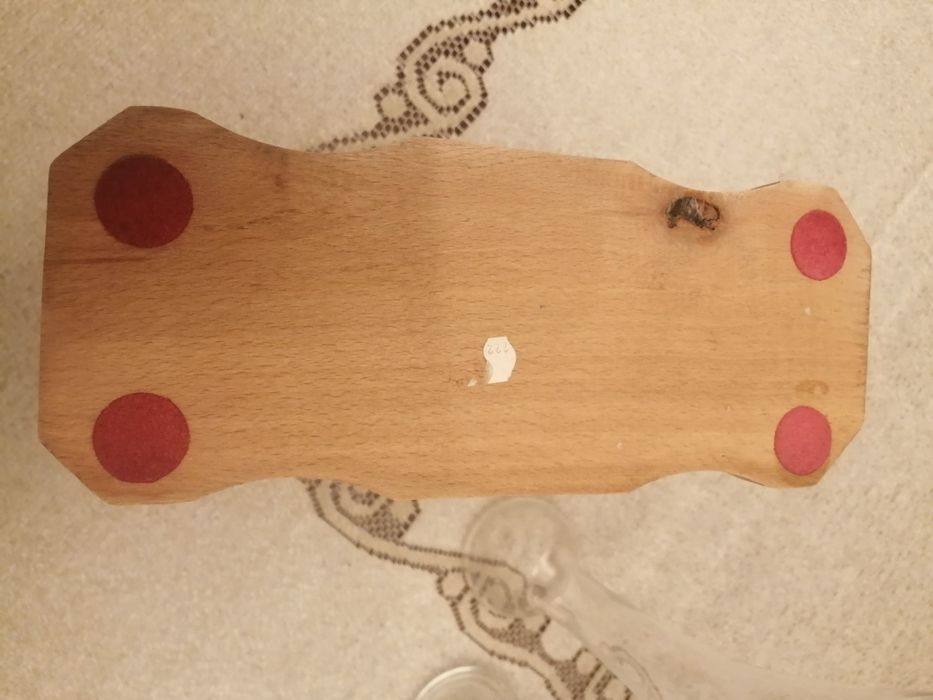 Wazony w drewnianej oprawie.