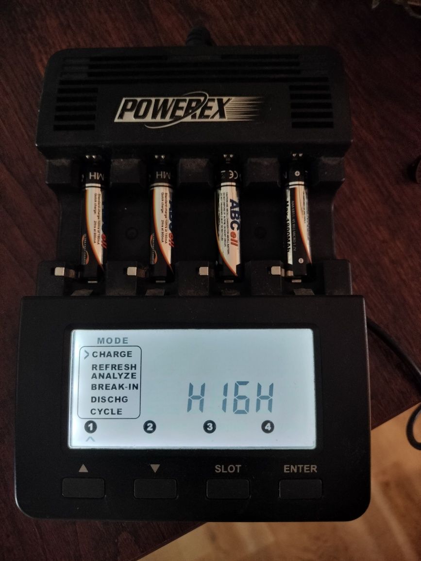 Powerex Maha ładowarka do akumulatorów i baterii