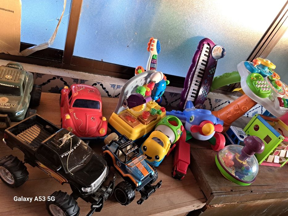Diversos brinquedos bebé