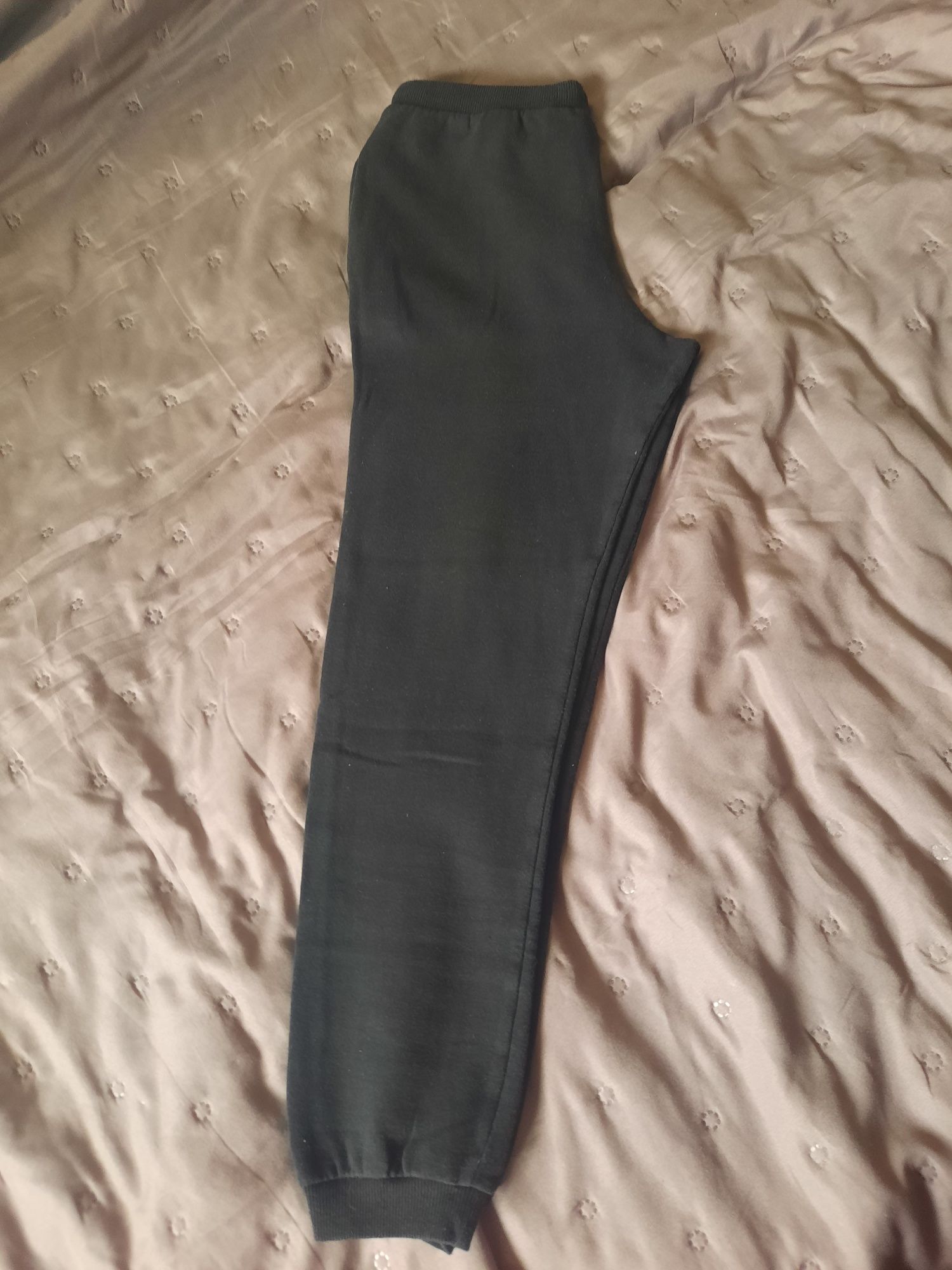 Spodnie dresowe czarne z kieszeniami Rozmiar 158/164