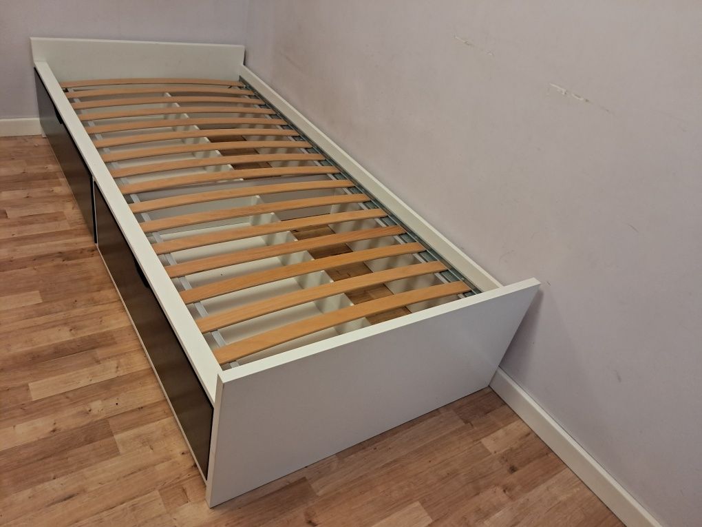 Białe łóżko pojedyncze IKEA z czarnymi szufladami 90x200 cm