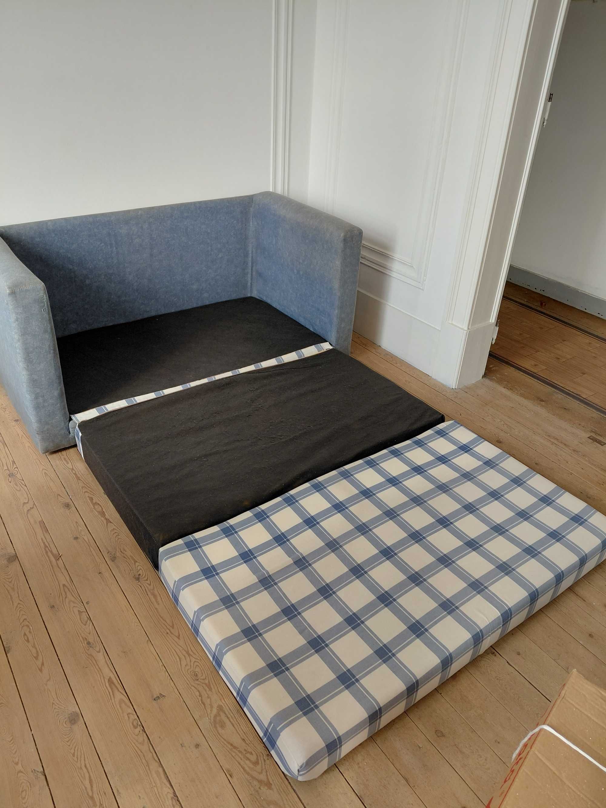 Sofá,guarda vestidos,bar,mesa,cama de casal, frigorífico, móvel TV