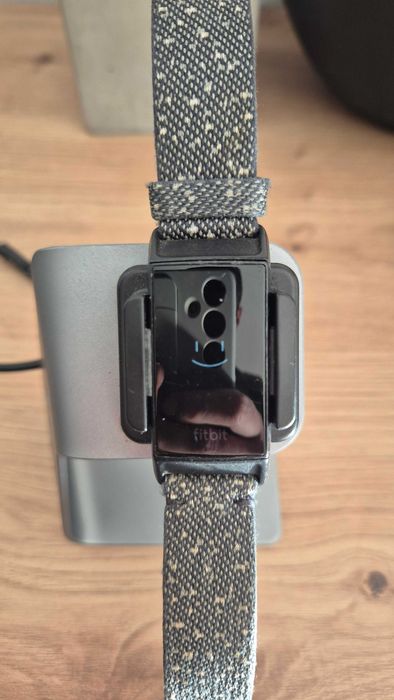 Fitbit Charge 4 com pulseiras extra + carregador de secretária