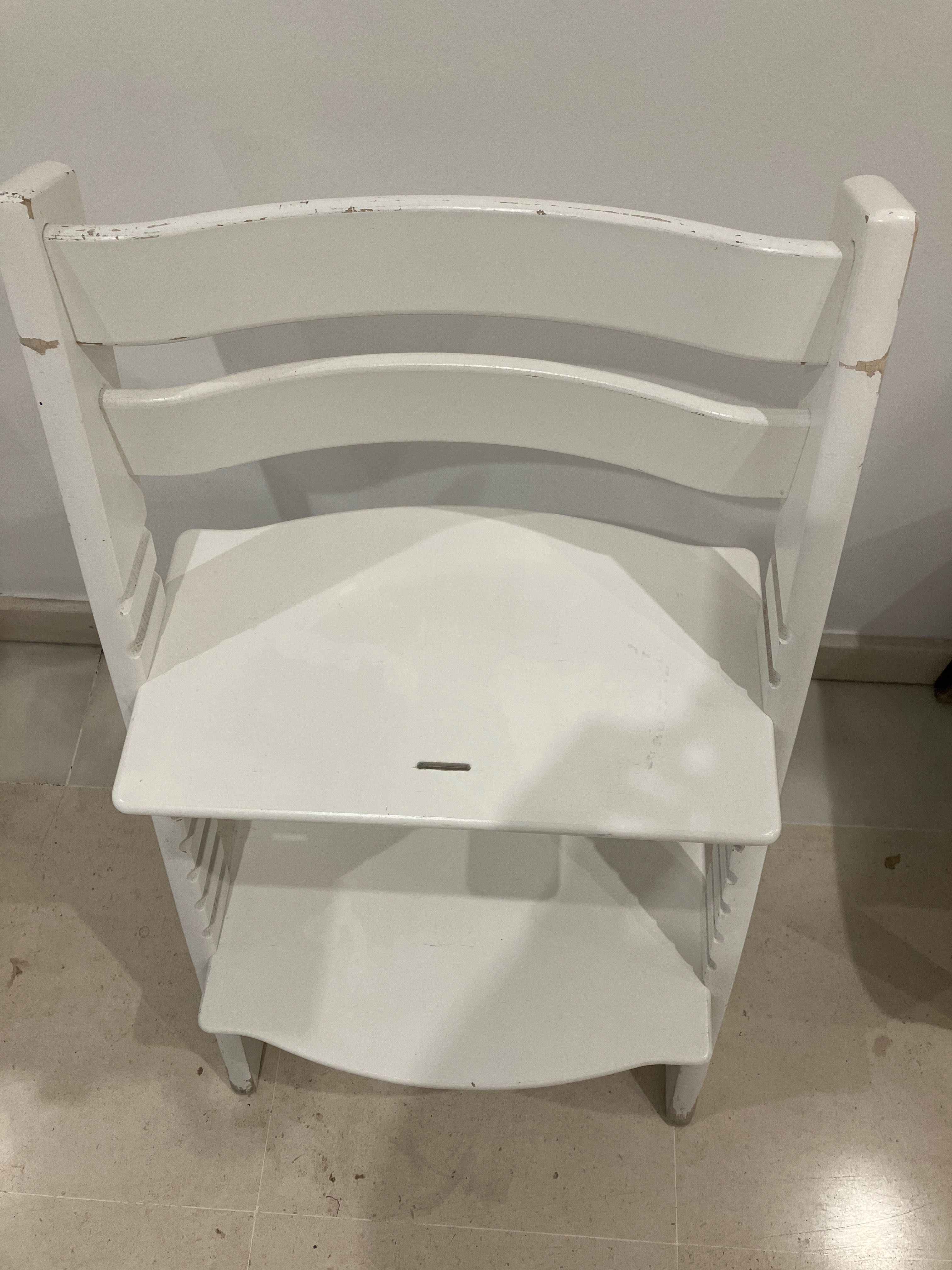 Cadeira stokke infantil branca, em madeira.