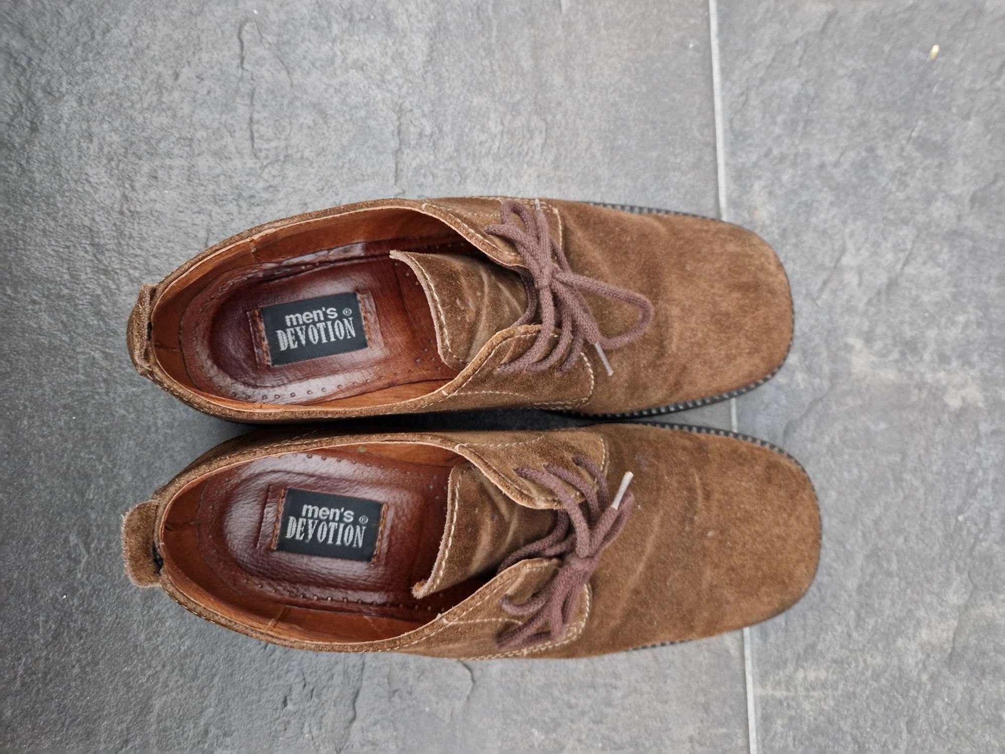 Sapatos castanhos de pele.