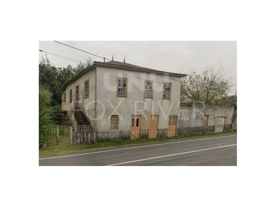 Moradia T4 para recuperar em Mazedo e Cortes, Monção