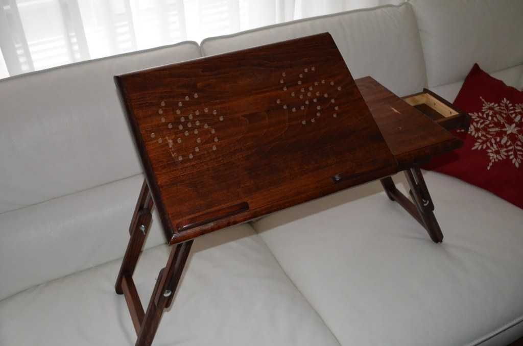Drewniany stolik pod laptopa