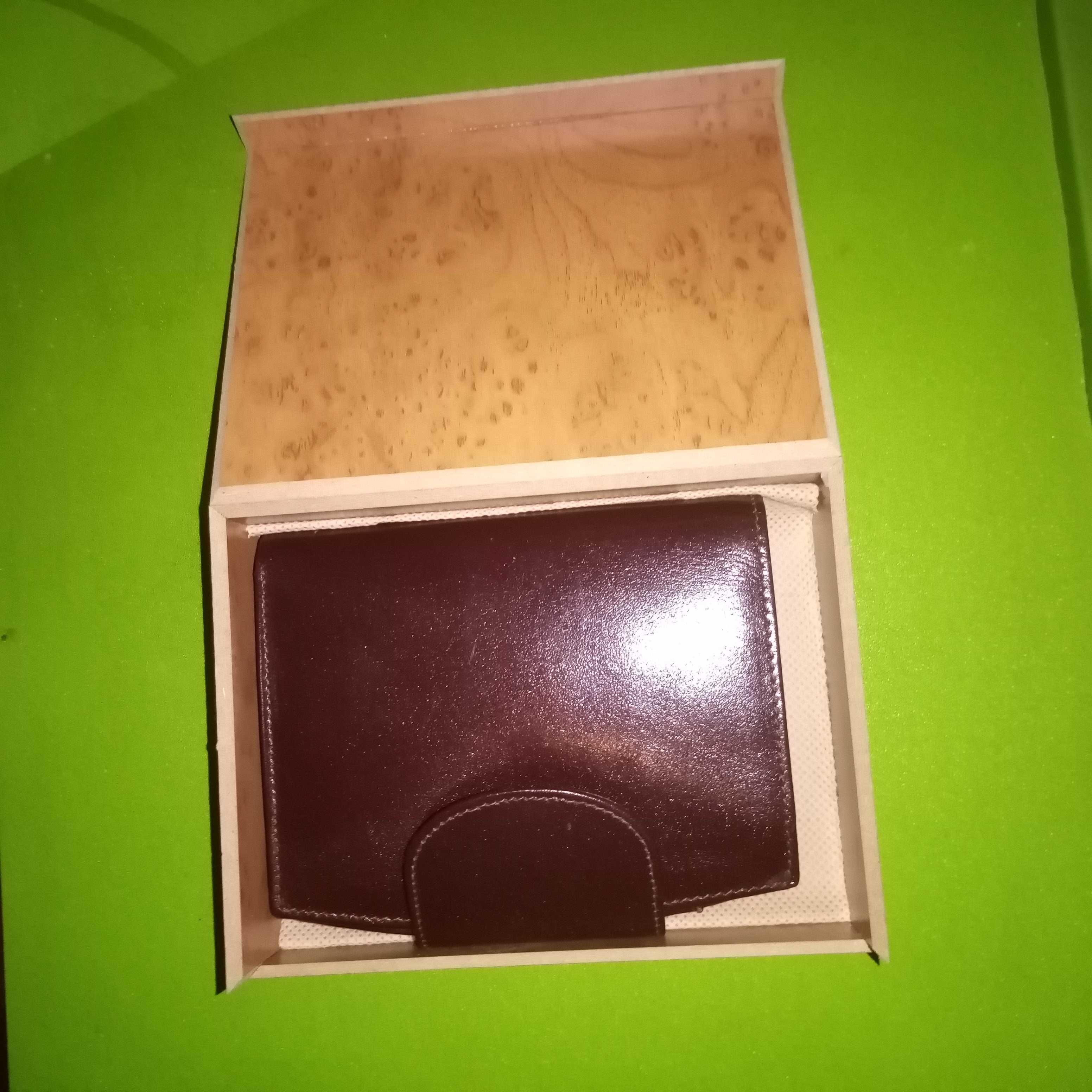 Portfel damski brązowy w drewnianej szkatułce