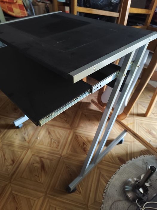 Biurko mobilne czarne.