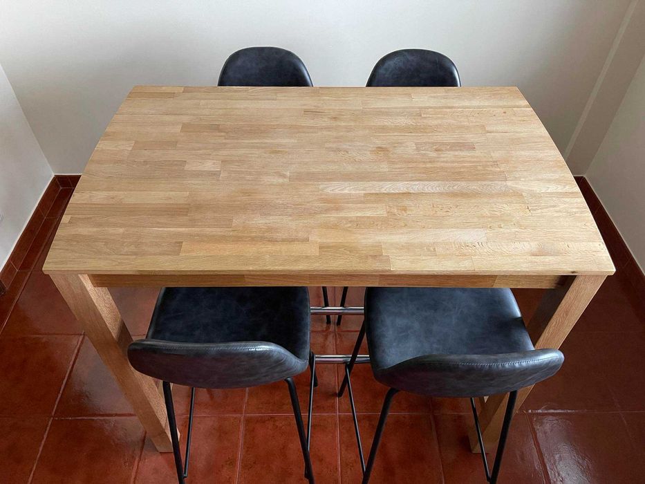 Mesa e conjunto de Cadeiras