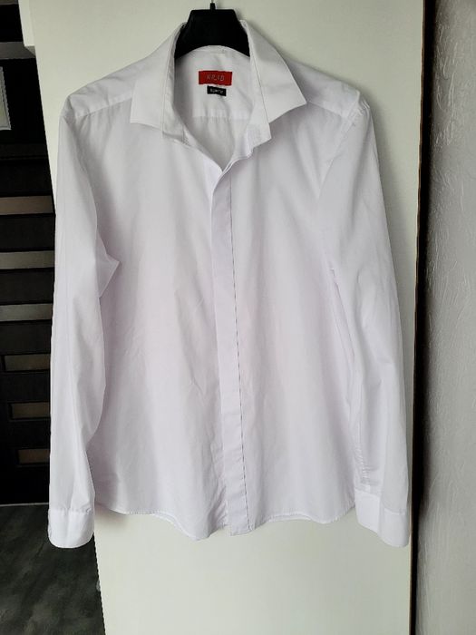 Biała koszula z plisą na spinki lub guzik