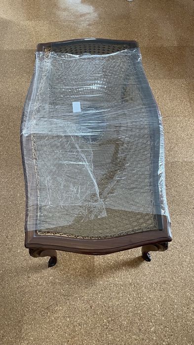 Mesa de apoio antiga com vidro e palhinha