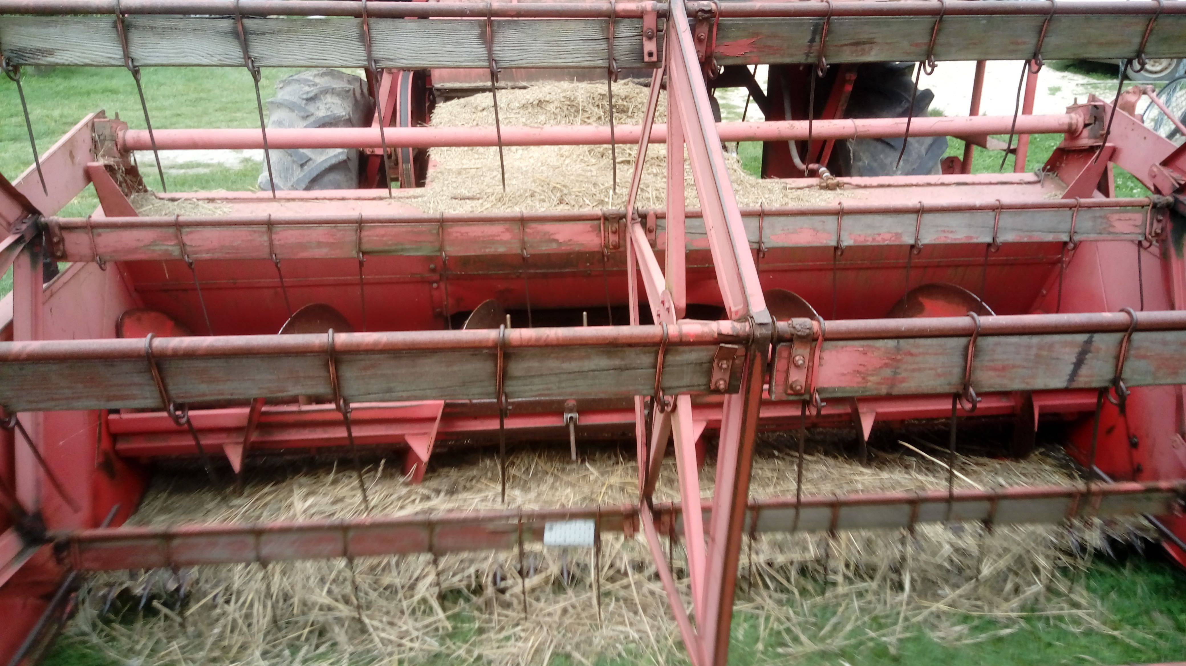 Kombajn Massey Ferguson z sieczkarnią