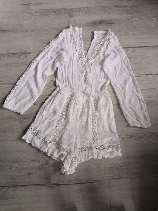 Biały krótki kombinezon długie rękawy biała koronka.