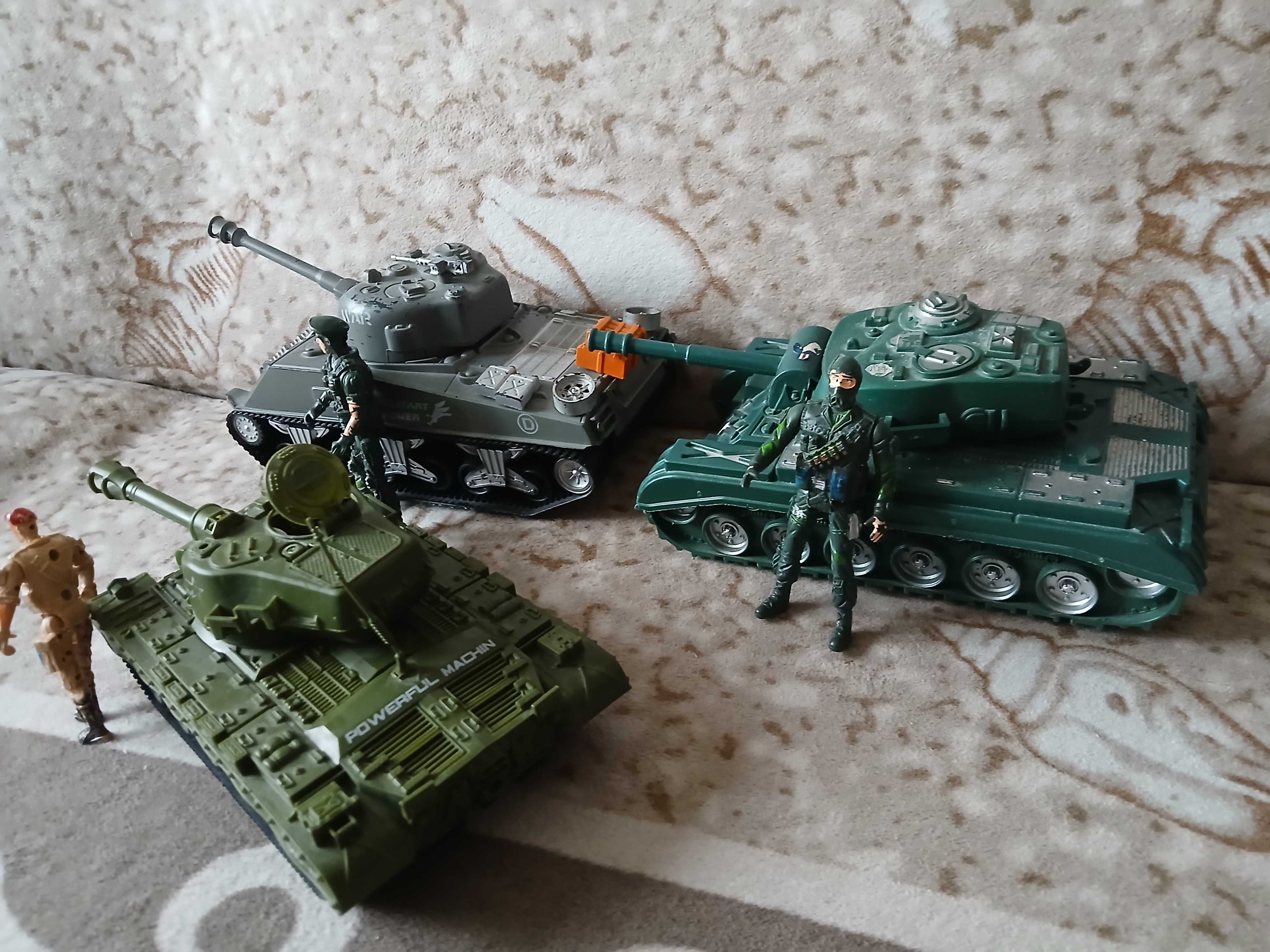 Duże czołgi z napędem 3 szt. + 3 figurki żołnierzy